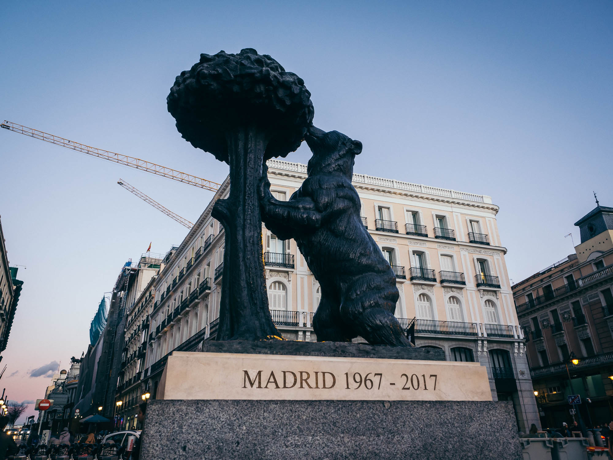 Madrid's statue of a bear eating from a strawberry tree